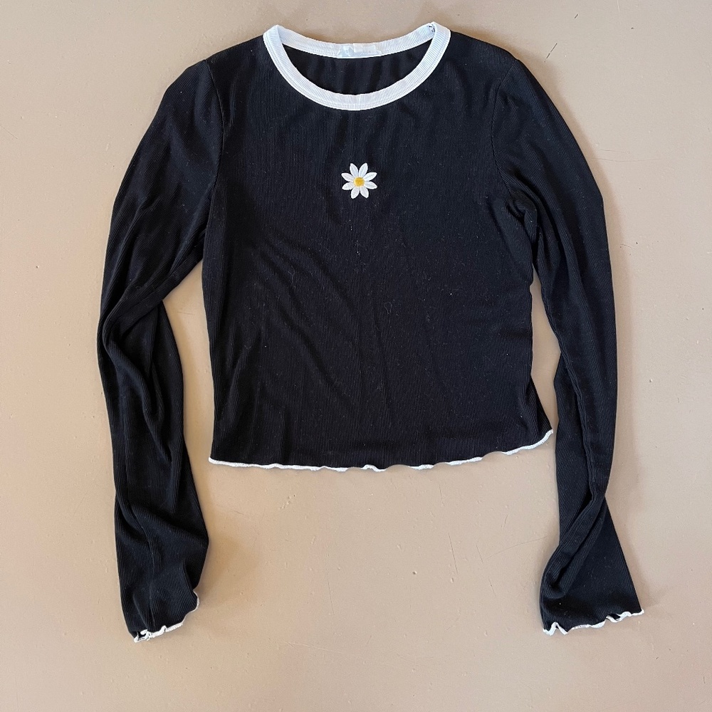 Black cropped shirt with daisy